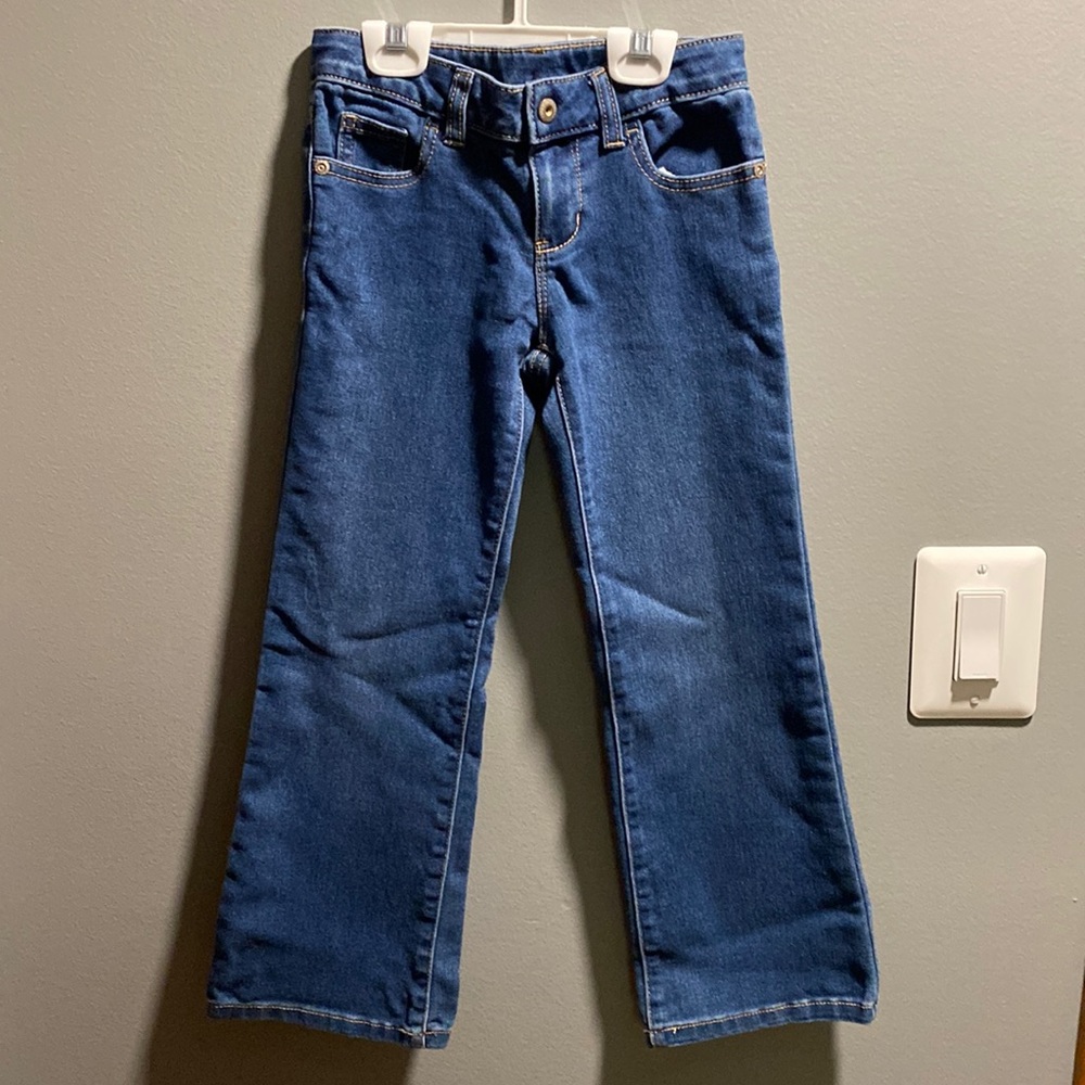 “WORN ONCE “ GIRLS JEANS SIZE 7/8! IN EXCELLENT CONDITION. SMOKE GREE HOME.